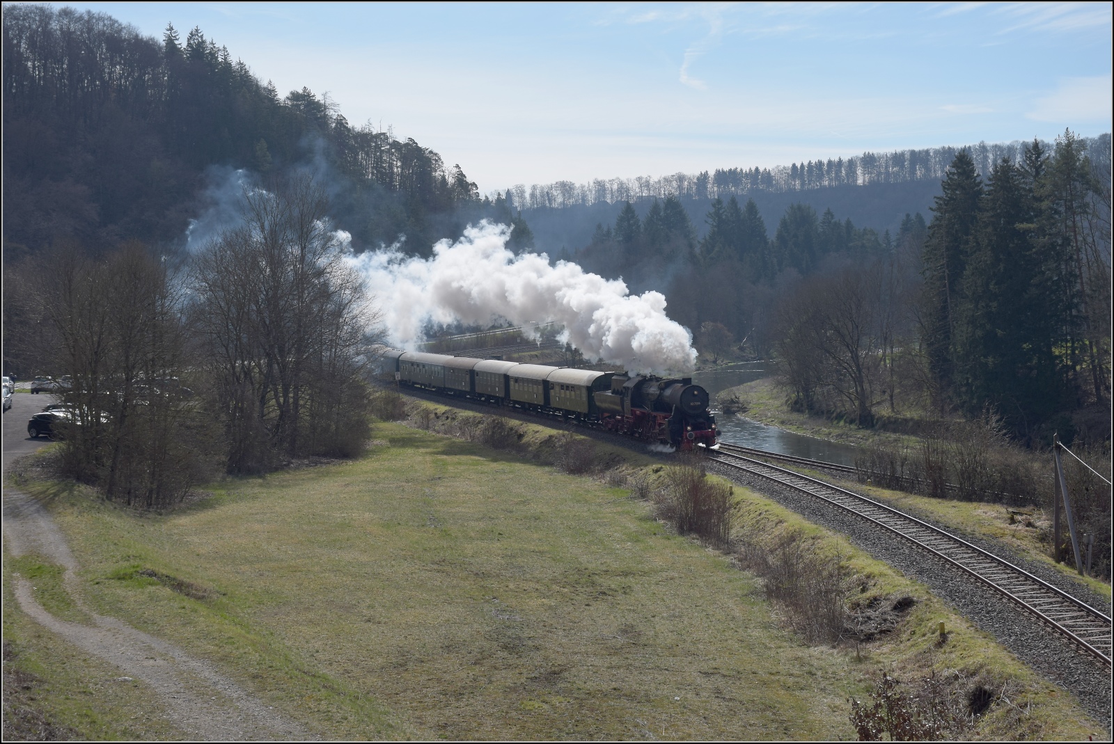 50 Jahre EFZ.

52 7596 der EFZ zieht einen längeren Personenzug von Sigmaringen nach Storzingen hoch. Dahinter hilft 50 2988 der DSB. Inzikofen, April 2023.