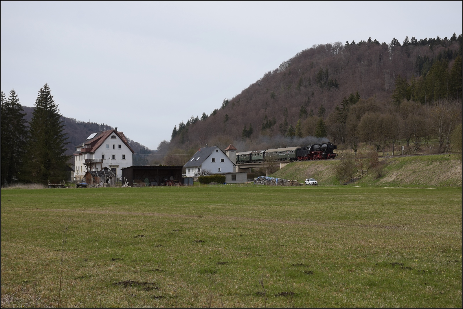 50 Jahre EFZ.

Auer der Farbe des Silberlings ist dies eigentlich ein reinrassiger Bundesbahndampfzug. 50 2988 mit luxemburgischem Wegmannwagen und 4 B3yg-Wagen bei der Eselsmhle zwischen Ebingen und Straberg. April 2023.