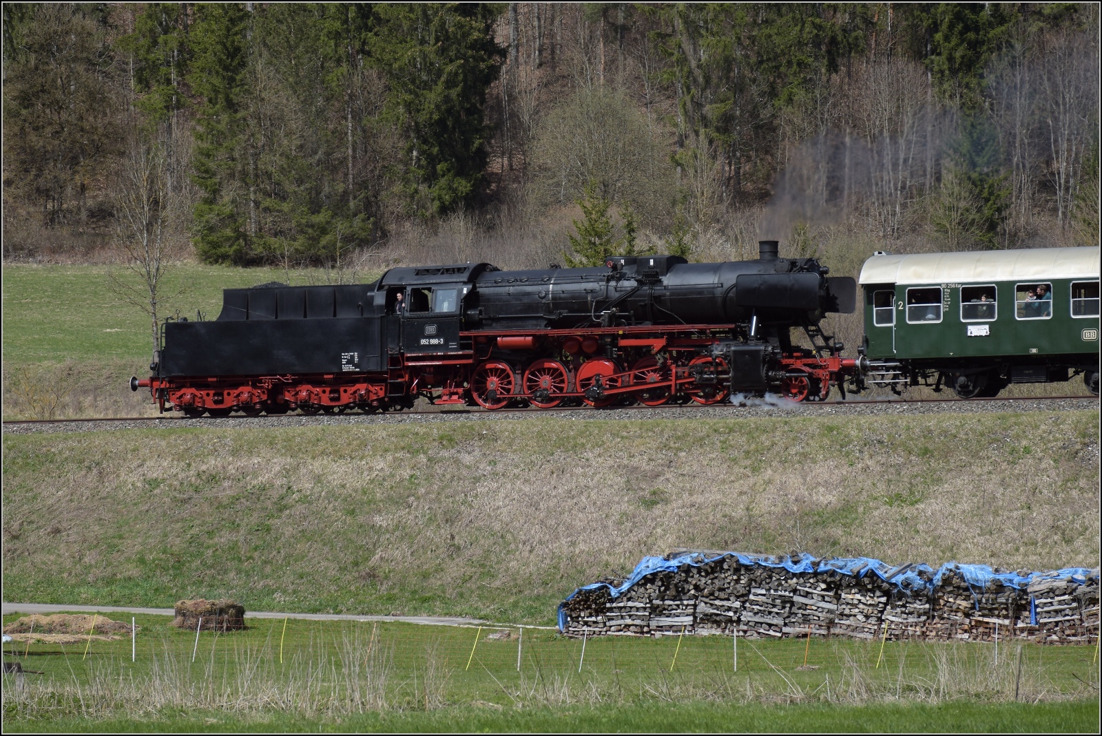 50 Jahre EFZ.

Außer der Farbe des Silberlings ist dies eigentlich ein reinrassiger Bundesbahndampfzug. 50 2988 mit luxemburgischem Wegmannwagen und 4 B3yg-Wagen bei der Eselsmühle zwischen Ebingen und Straßberg. April 2023.