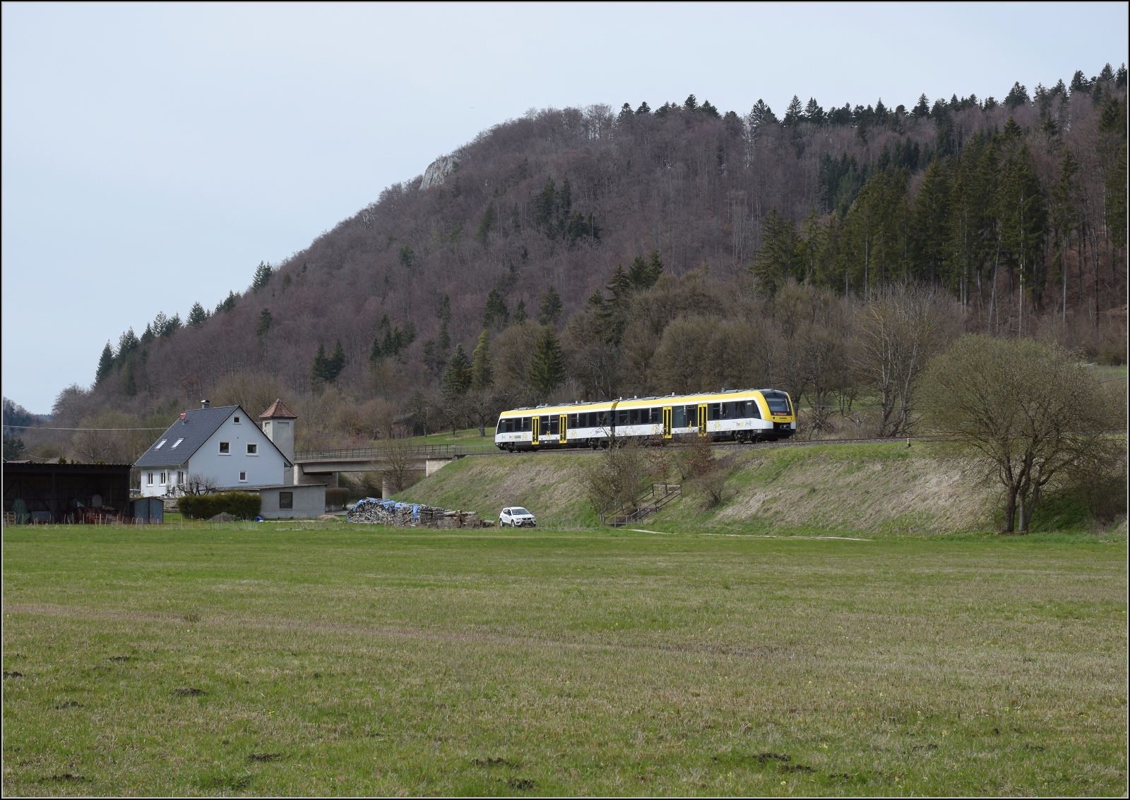 50 Jahre EFZ.

Das Warten auf den Dampfzug bei der Eselsmühle zwischen Ebingen und Straßberg wird durch 622 302 versüsst. April 2023.