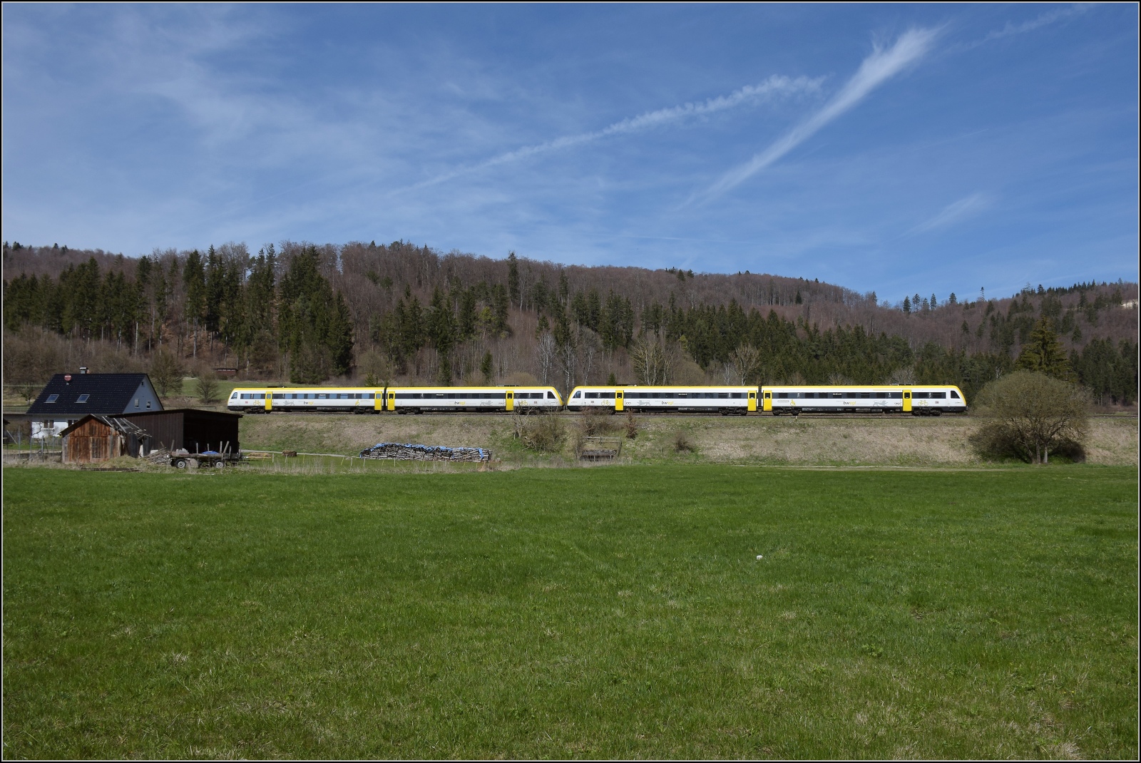 50 Jahre EFZ.

Das Warten auf den Dampfzug bei der Eselsmühle zwischen Ebingen und Straßberg wird durch eine Doppeltraktion von BR 612 versüsst. April 2023.