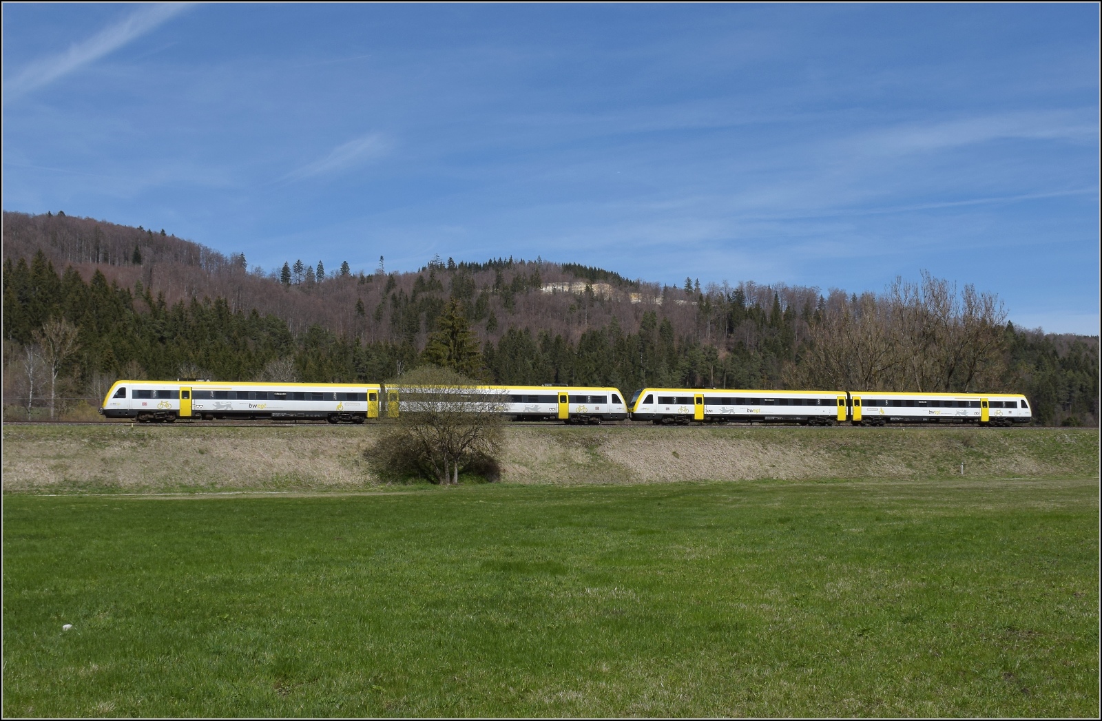 50 Jahre EFZ.

Das Warten auf den Dampfzug bei der Eselsmühle zwischen Ebingen und Straßberg wird durch eine Doppeltraktion von BR 612 versüsst. April 2023.