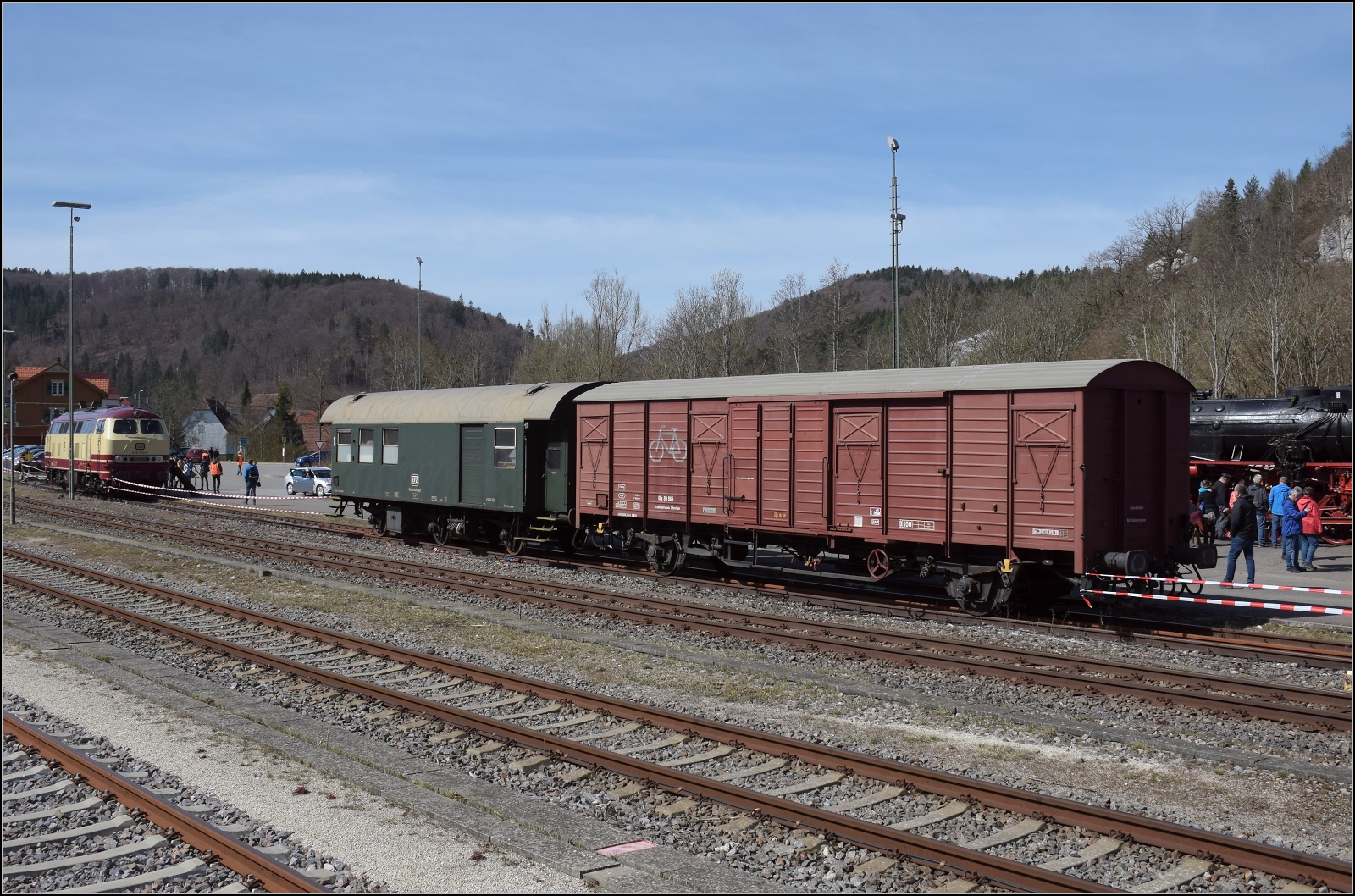 50 Jahre EFZ.

Der gedeckte Güterwagen Gbs 83 065 der EFZ ist offenbar heute für Fahrradtransport vorgesehen. Seine NVR-Nummer lautet 49 80 1200 244-6 D-NESA. Storzingen, April 2023.