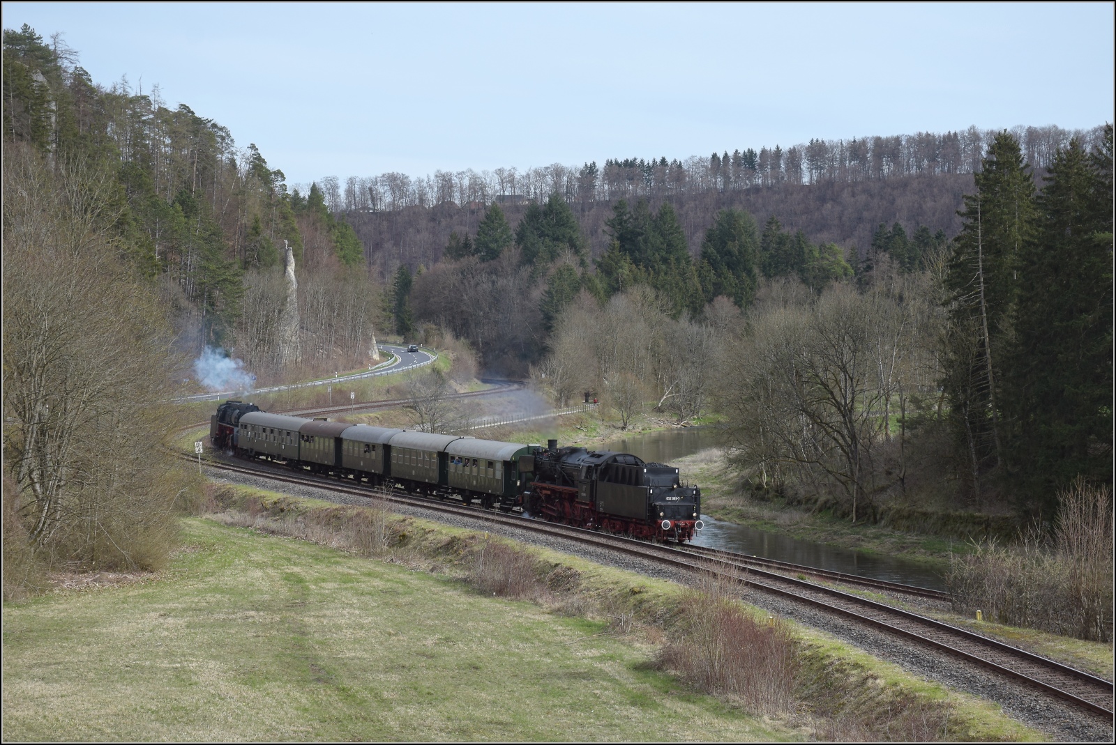 50 Jahre EFZ.

Der letzte Zug durchs Donautal von Sigmaringen nach Tuttlingen ist zugleich die Rückführung von 50 2988 der DSB und 01 519 der EFZ. Hier am Abzweig von der Zollernalbbahn von der Donautal flussaufwärts von Inzighofen. April 2023.