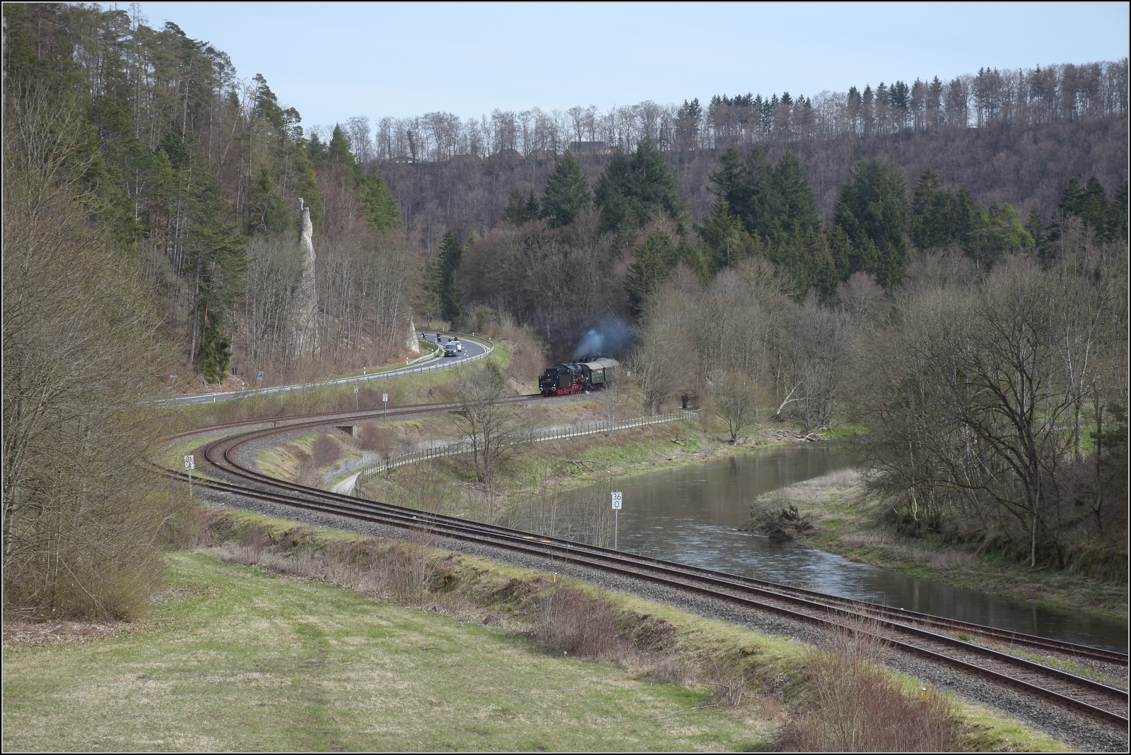 50 Jahre EFZ.

Der letzte Zug durchs Donautal von Sigmaringen nach Tuttlingen ist zugleich die Rückführung von 50 2988 der DSB und 01 519 der EFZ. Hier am Abzweig von der Zollernalbbahn von der Donautal flussaufwärts von Inzighofen. April 2023.