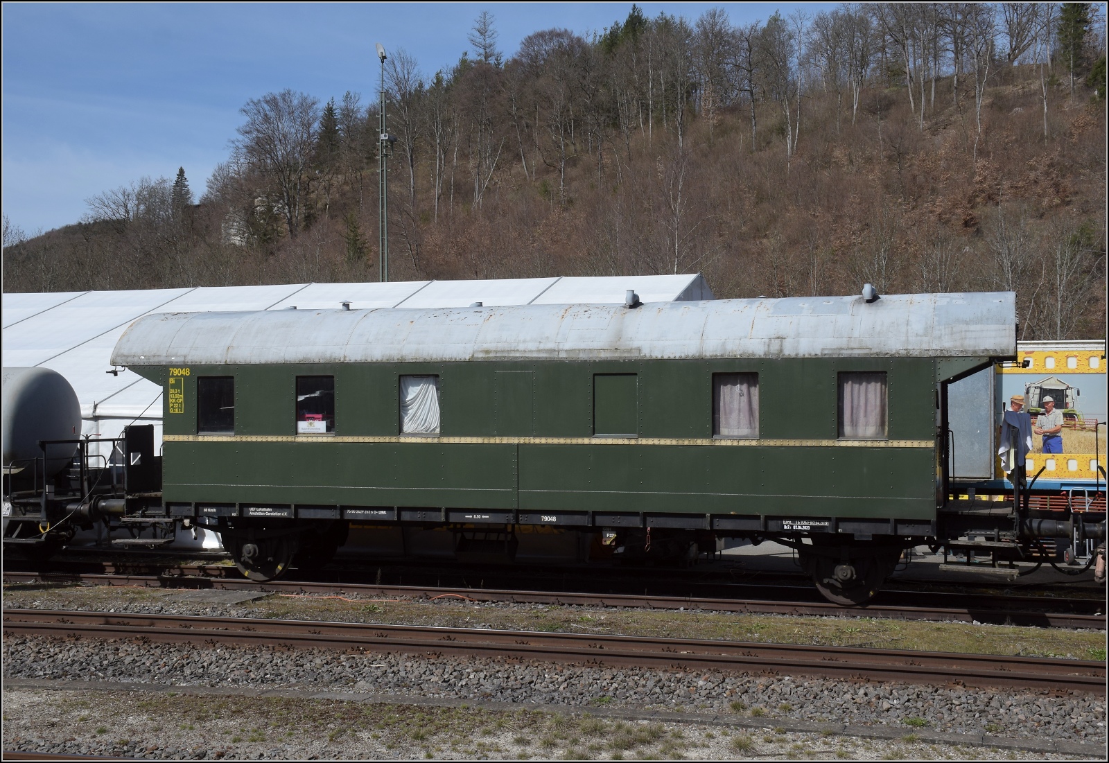 50 Jahre EFZ.

Die Donnerbüchse Bi 79048 der UEF ist ein Wohn- und Werkstattwagen und hört heute auf die NVR-Nummer 75 80 2429 263 6 D-LOKAL. Storzingen, April 2023.