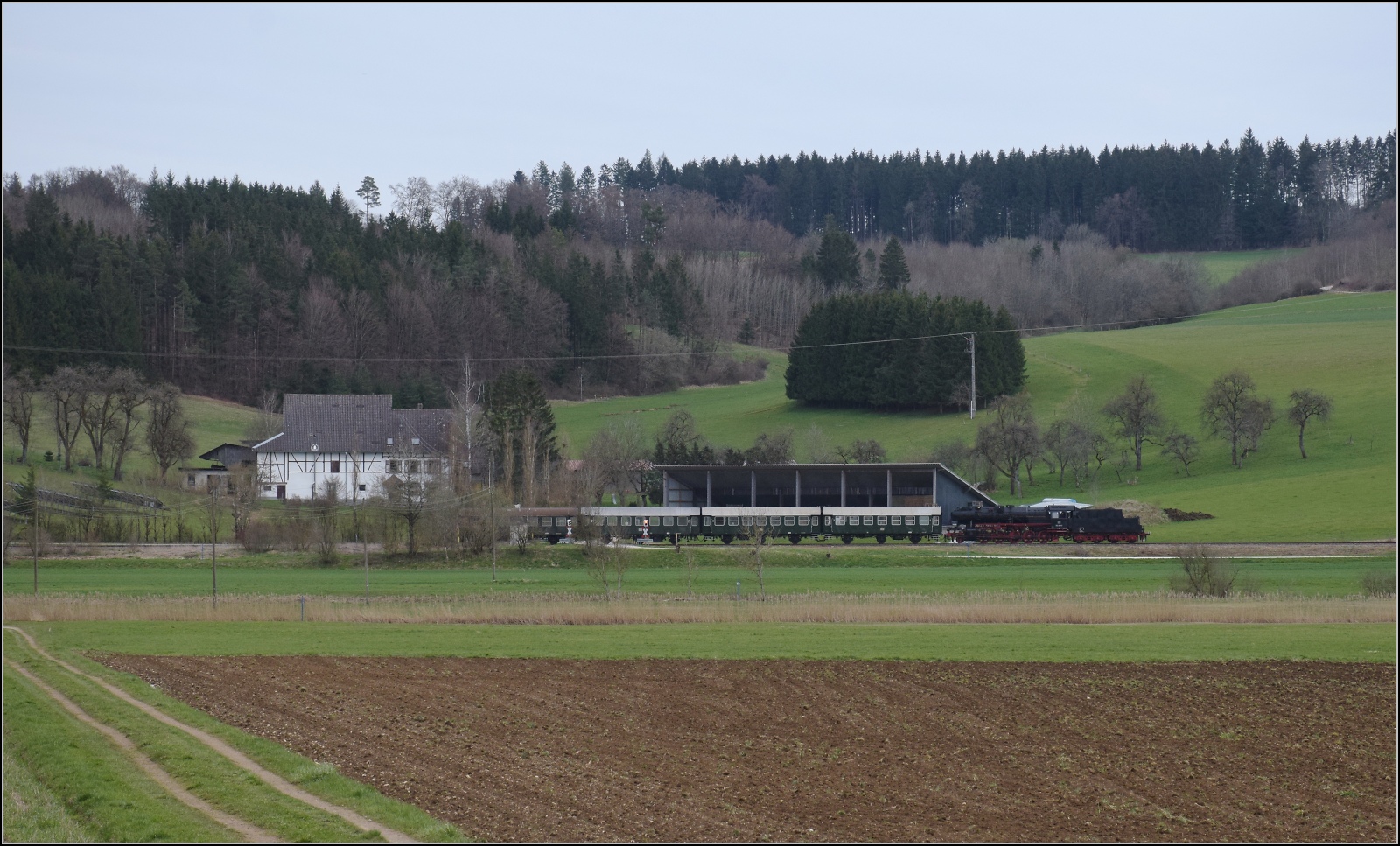 50 Jahre EFZ.

Rückreise von 50 2988 der DSB in die Heimat an der strategischen Bahn. Hier auf der Aitrachtalbahn beim Steppacher Hof. April 2023.