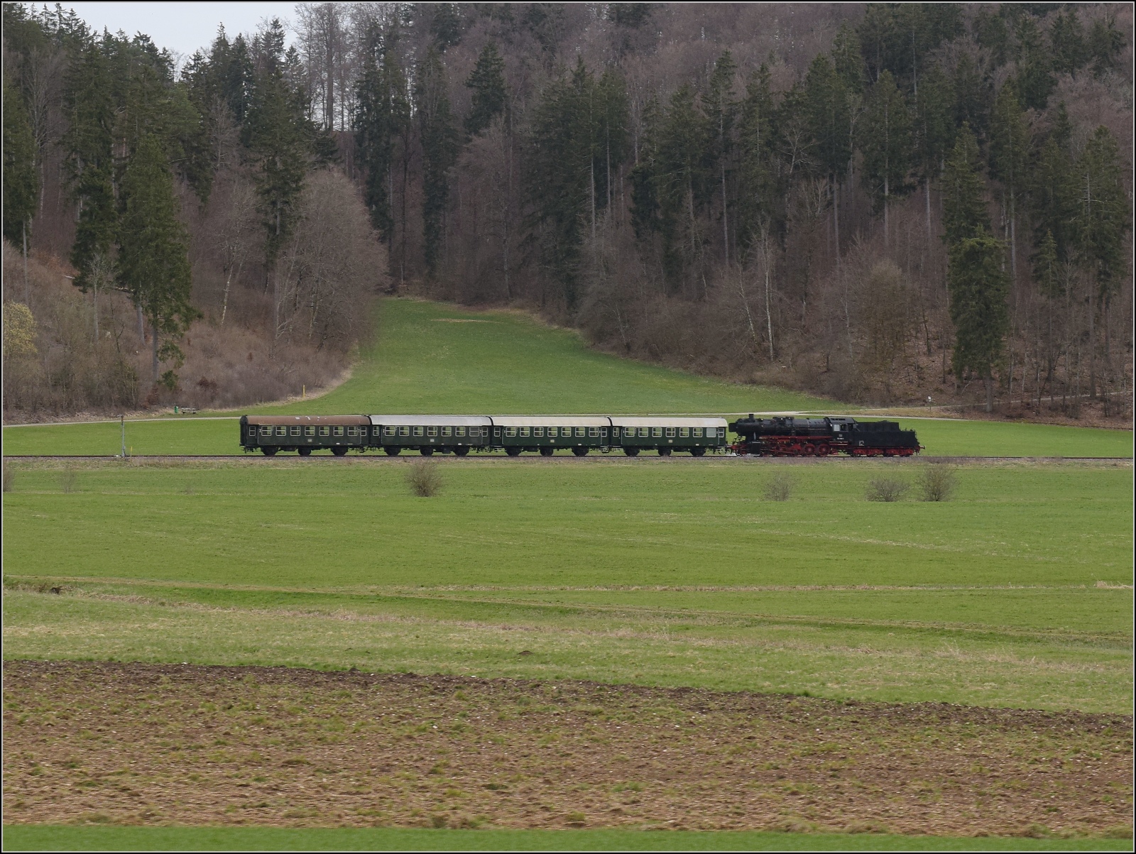 50 Jahre EFZ.

Rckreise von 50 2988 der DSB in die Heimat an der strategischen Bahn. Hier auf der Aitrachtalbahn bei der Mhrigrub. April 2023.