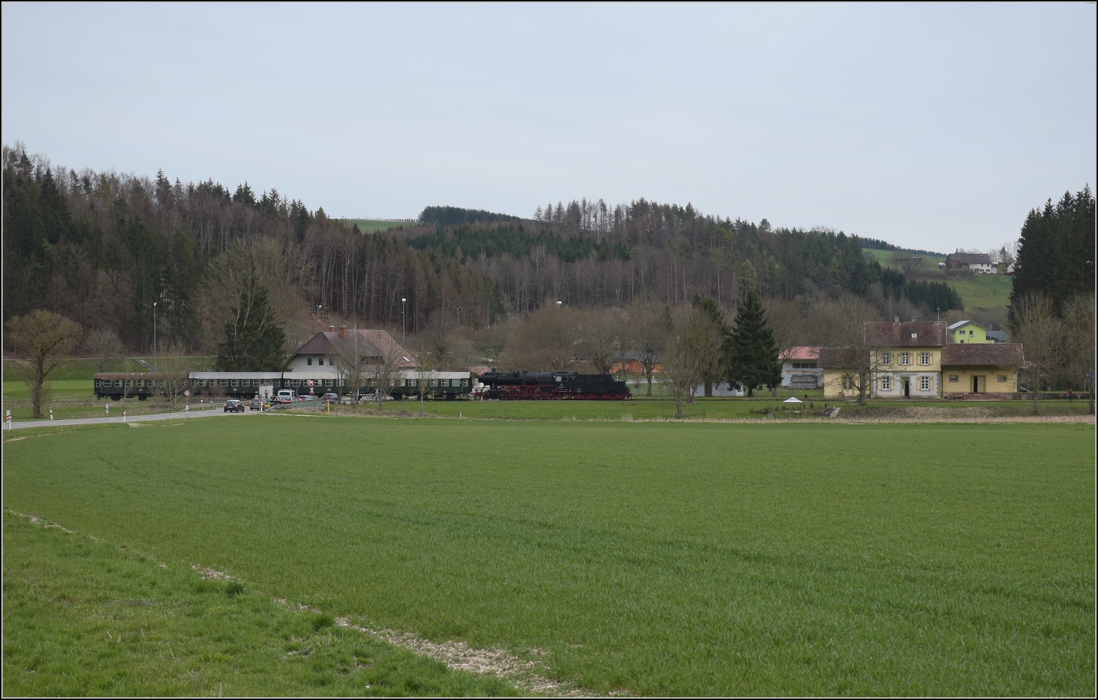 50 Jahre EFZ.

Rckreise von 50 2988 der DSB in die Heimat an der strategischen Bahn. Hier auf der Aitrachtalbahn im Bahnhof Riedschingen, dort wartete gleich ein ganzes Spalier an Bahnfotografen. April 2023.