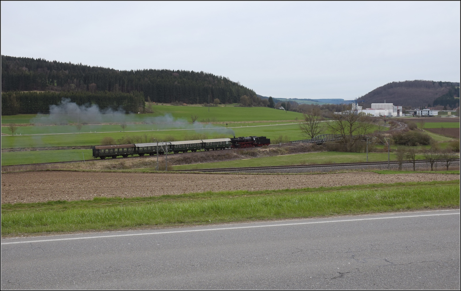 50 Jahre EFZ.

Rckreise von 50 2988 der DSB in die Heimat an der strategischen Bahn. Hier am Abzweig von der Schwarzwaldbahn zur Aitrachtalbahn. April 2023.