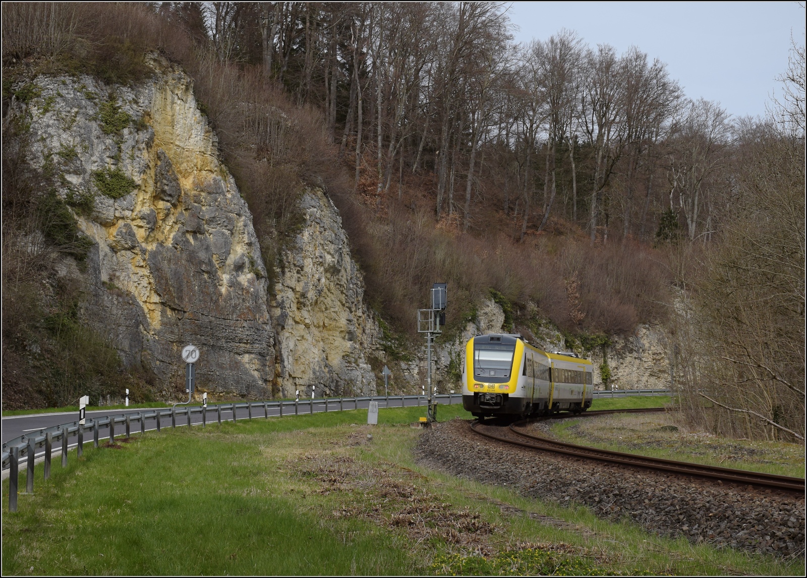 50 Jahre EFZ.

Zwischenrein fhrt 612 069 auf dem Weg nach Ulm bei Inzighofen durch. April 2023.