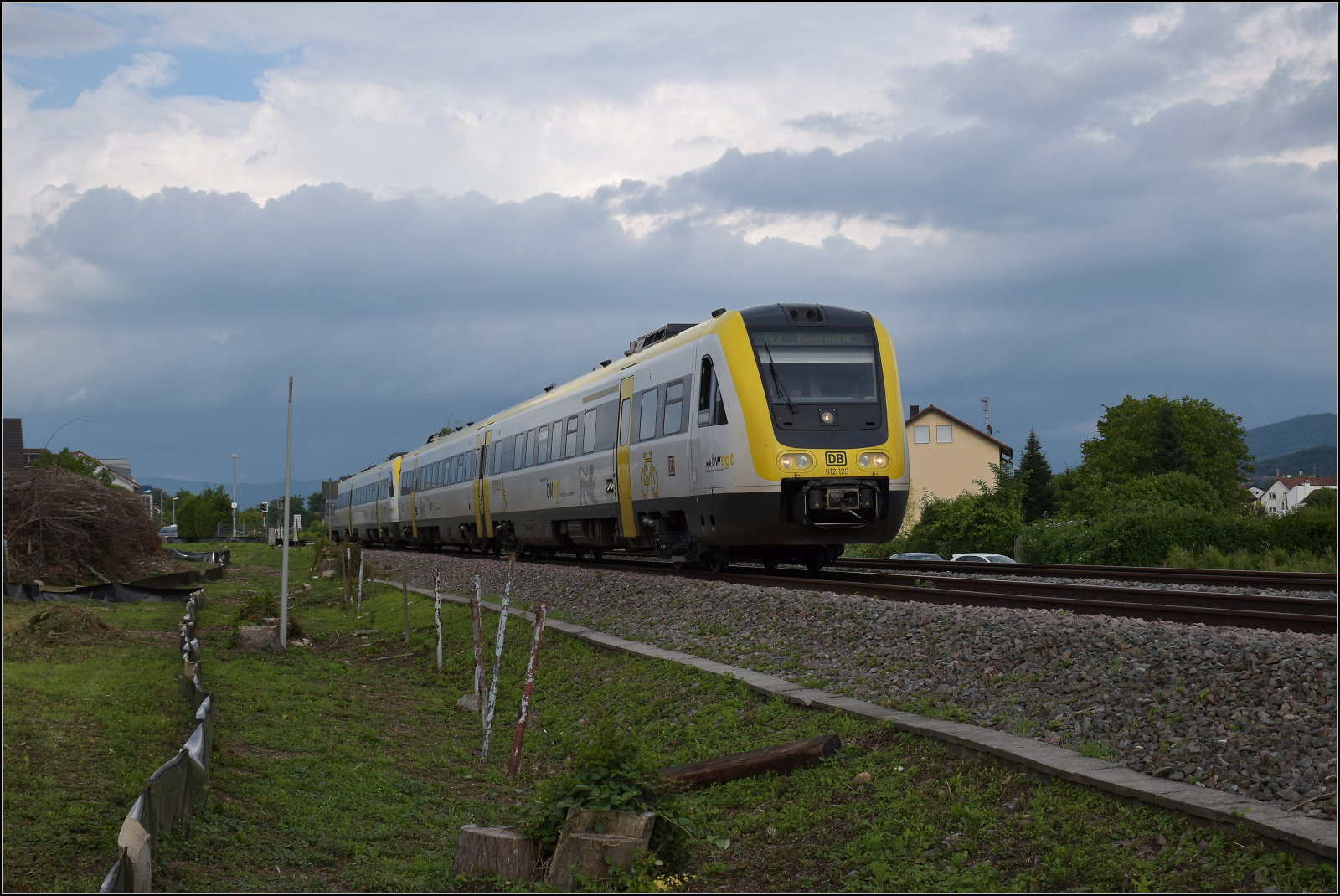 612 129 und 612 008 am künftigen Haltepunkt Warmbach. Juli 2025. 