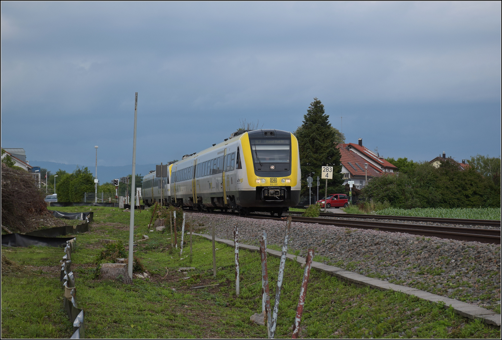 612 129 und 612 008 am künftigen Haltepunkt Warmbach. Juli 2025. 