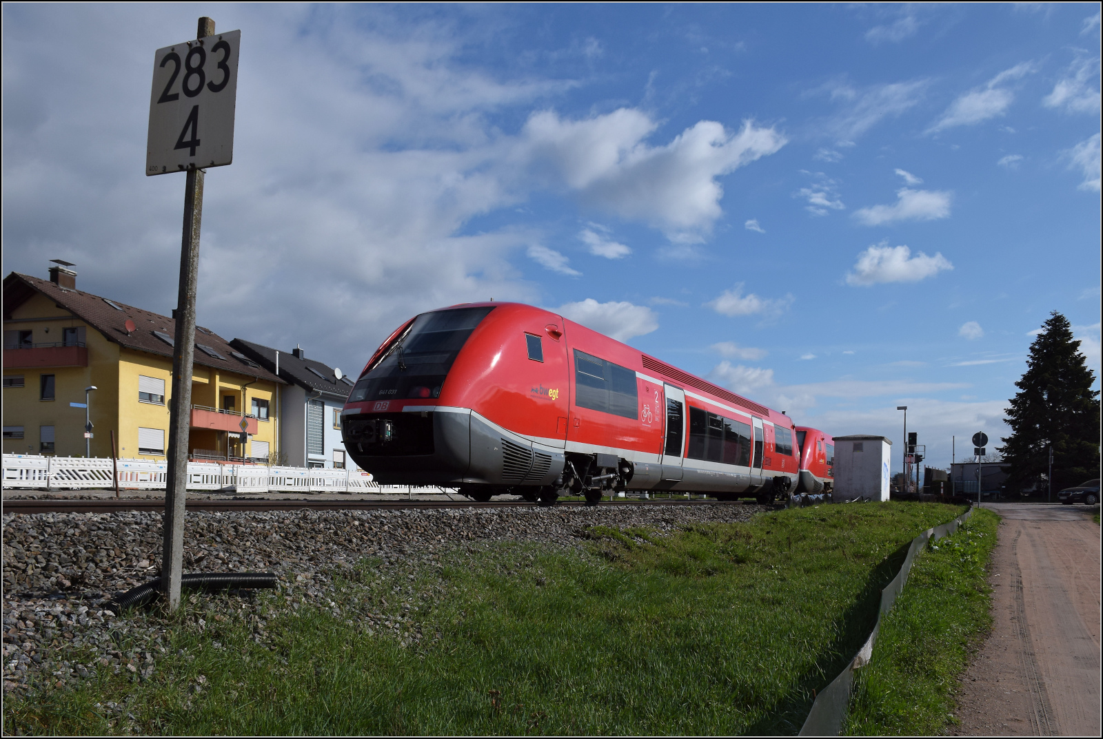 641 010 und 641 031 fahren rheinaufw�rts durch Warmbach. Die Baustelle f�r den k�nftigen Haltepunkt ist bereits deutlich sichtbar. M�rz 2026.