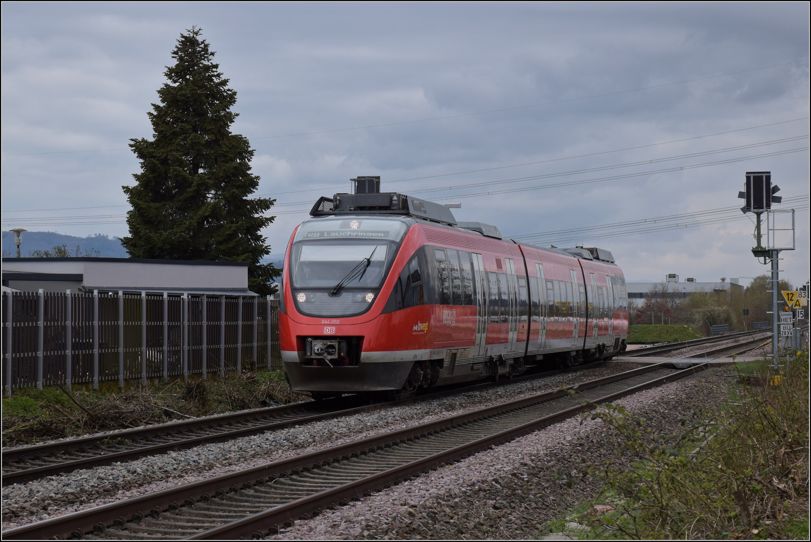 644 050 f�hrt rheinaufw�rts durch Warmbach beim dortigen Bahn�bergang. M�rz 2026.