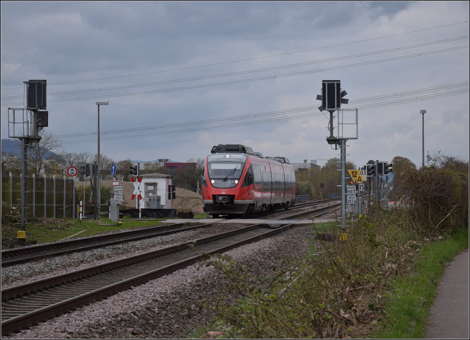 644 050 f�hrt rheinaufw�rts durch Warmbach beim dortigen Bahn�bergang. M�rz 2026.