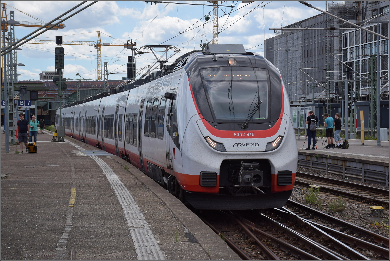 6442 416 f�hrt Richtung W�rzburg ab. Stuttgart 2026.