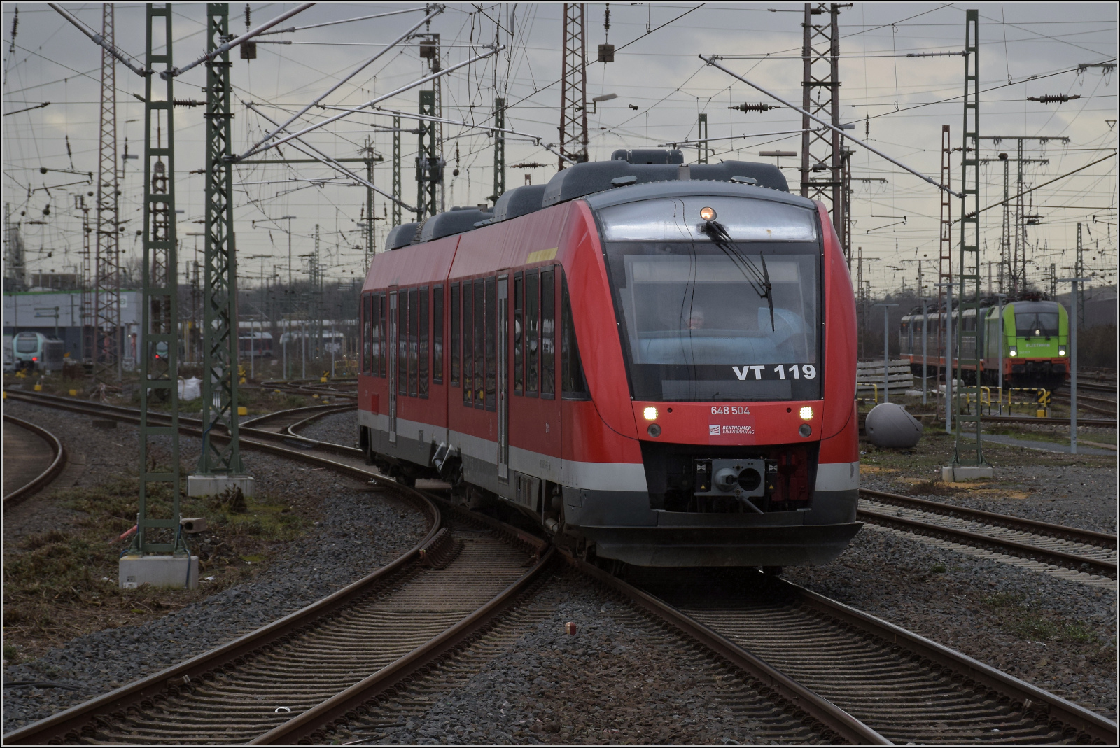 648 004 der Bentheimer Eisenbahn fährt nach Duisburg ein. Februar 2026.