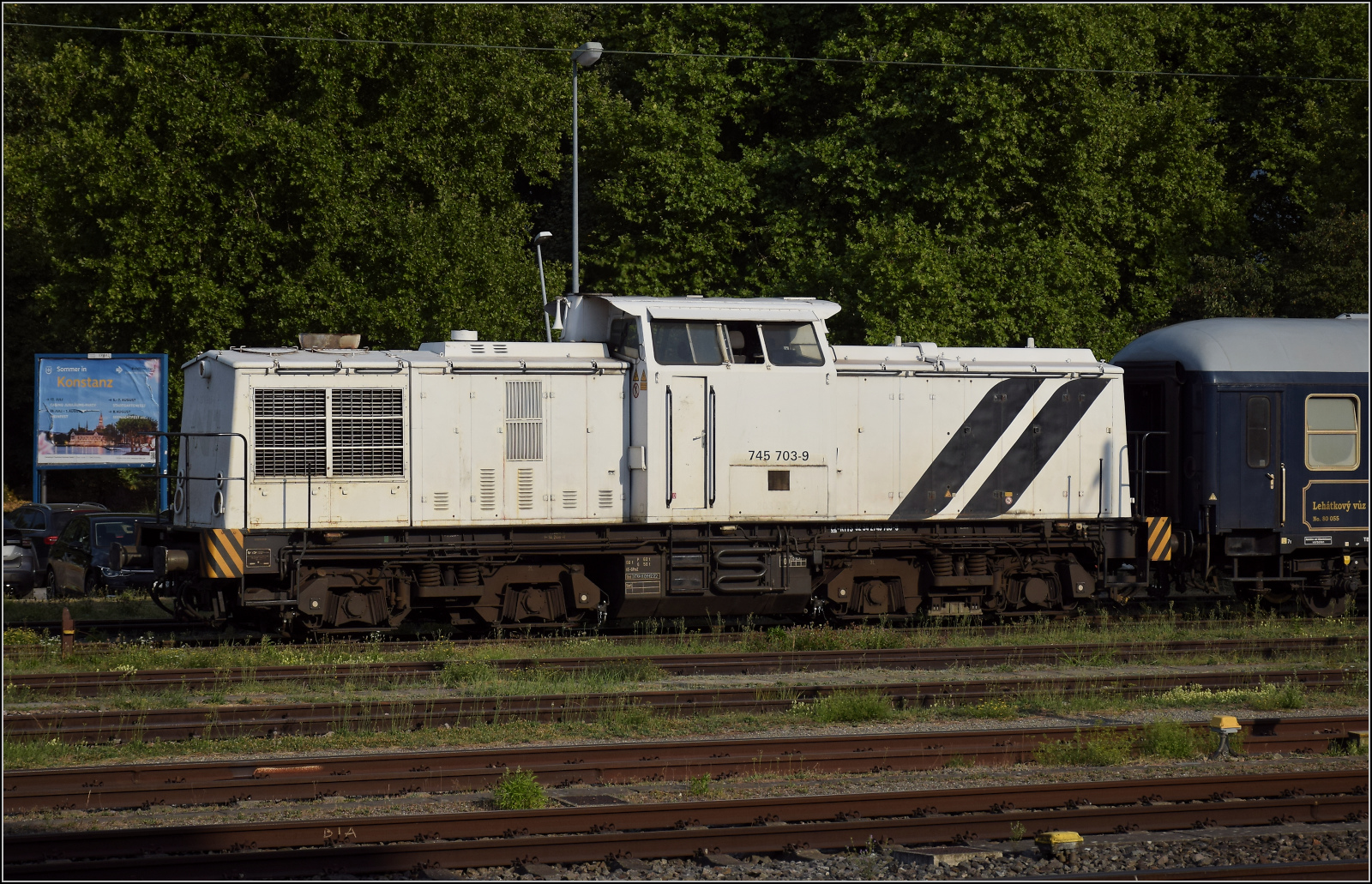 92 54 2745 903-1 CZ-RTTS lautet die Nummer der nach Tschechien eingebürgerten V 100 Ost. Gerade soll sie die Wagen des Bohemian Classic Express auf das Gleis am ehemaligen SBB-Güterschuppen bringen. Konstanz, August 2026.