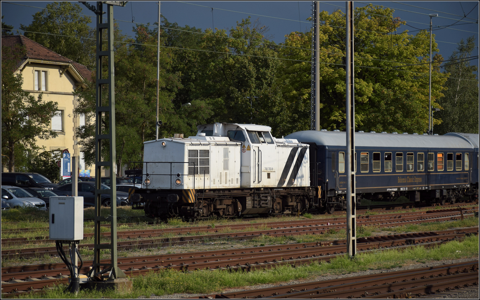 92 54 2745 903-1 CZ-RTTS lautet die Nummer der nach Tschechien eingebürgerten V 100 Ost. Gerade soll sie die Wagen des Bohemian Classic Express auf das Gleis am ehemaligen SBB-Güterschuppen bringen. Konstanz, August 2026.