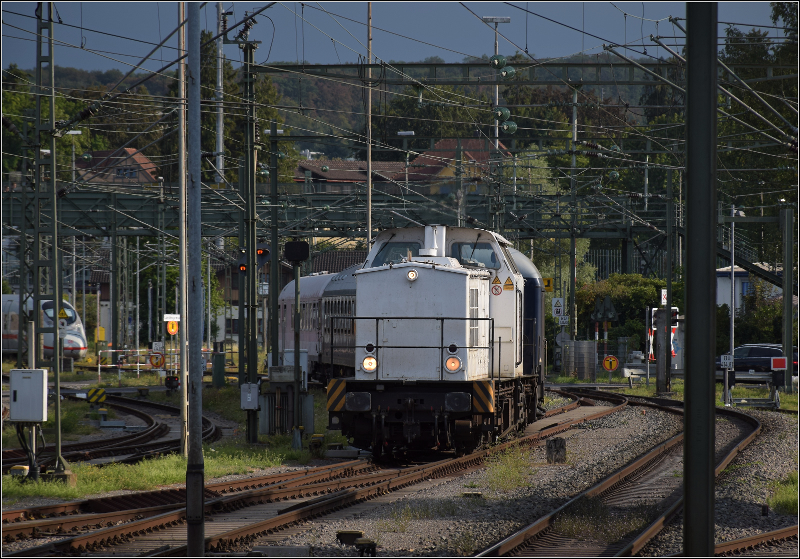 92 54 2745 903-1 CZ-RTTS lautet die Nummer der nach Tschechien eingebürgerten V 100 Ost. Gerade soll sie die Wagen des Bohemian Classic Express auf das Gleis am ehemaligen SBB-Güterschuppen bringen. Konstanz, August 2026.