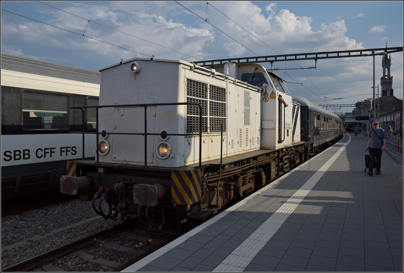 92 54 2745 903-1 CZ-RTTS lautet die Nummer der nach Tschechien eingebürgerten V 100 Ost. Gerade soll sie vor die Wagen des Bohemian Classic Express auf Gleis 1 rangieren. Konstanz, August 2026.