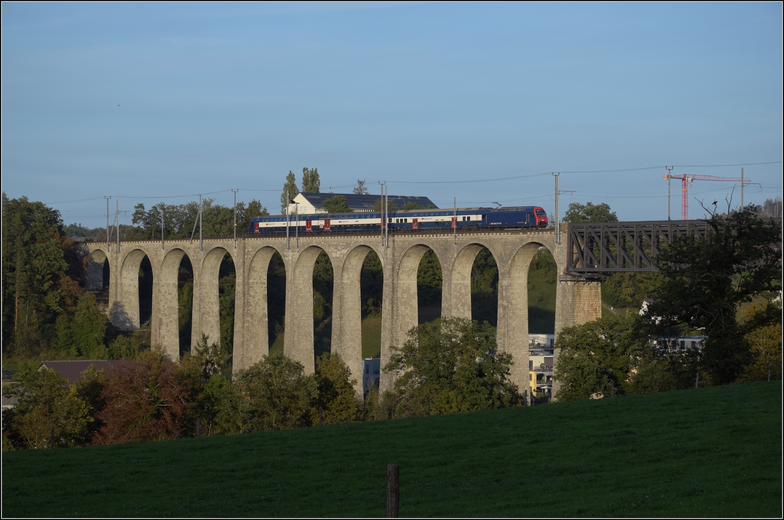 A 3/5 auf dem Schweizer Bähnle.

Auf dem Heimweg nach Brugg quert A 3/5 mit dem Swiss Train Bleu den Rhein bei Eglisau. Dann eine unbekannt gebliebene Re 450 mit der S-Bahn Richtung Zürich. September 2023.