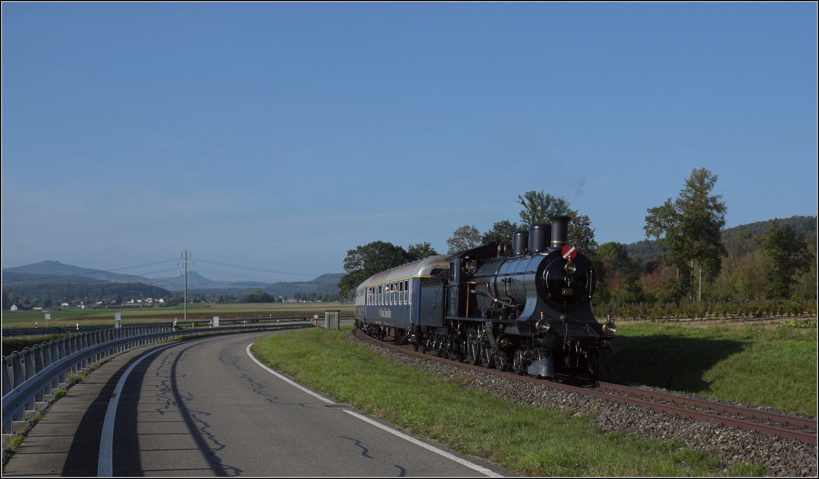 A 3/5 auf dem Schweizer Bhnle.

A 3/5 mit dem Swiss Train Bleu auf dem Weg nach Hemishofen. September 2023.