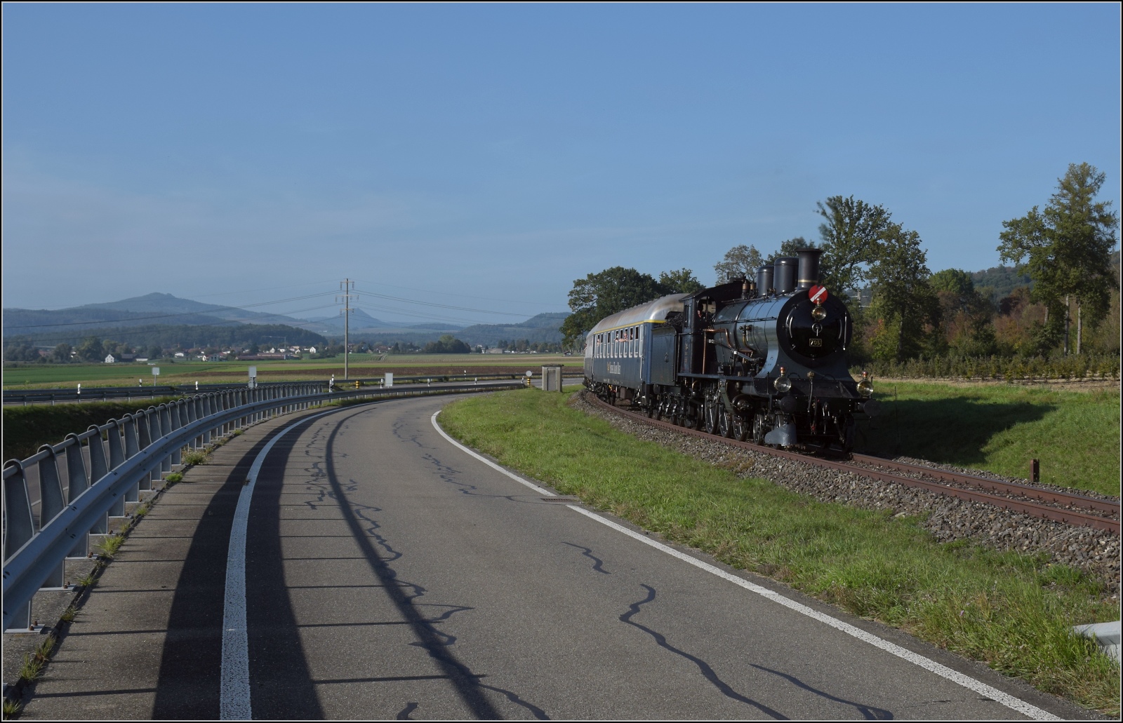 A 3/5 auf dem Schweizer Bhnle.

A 3/5 mit dem Swiss Train Bleu auf dem Weg nach Hemishofen. September 2023.