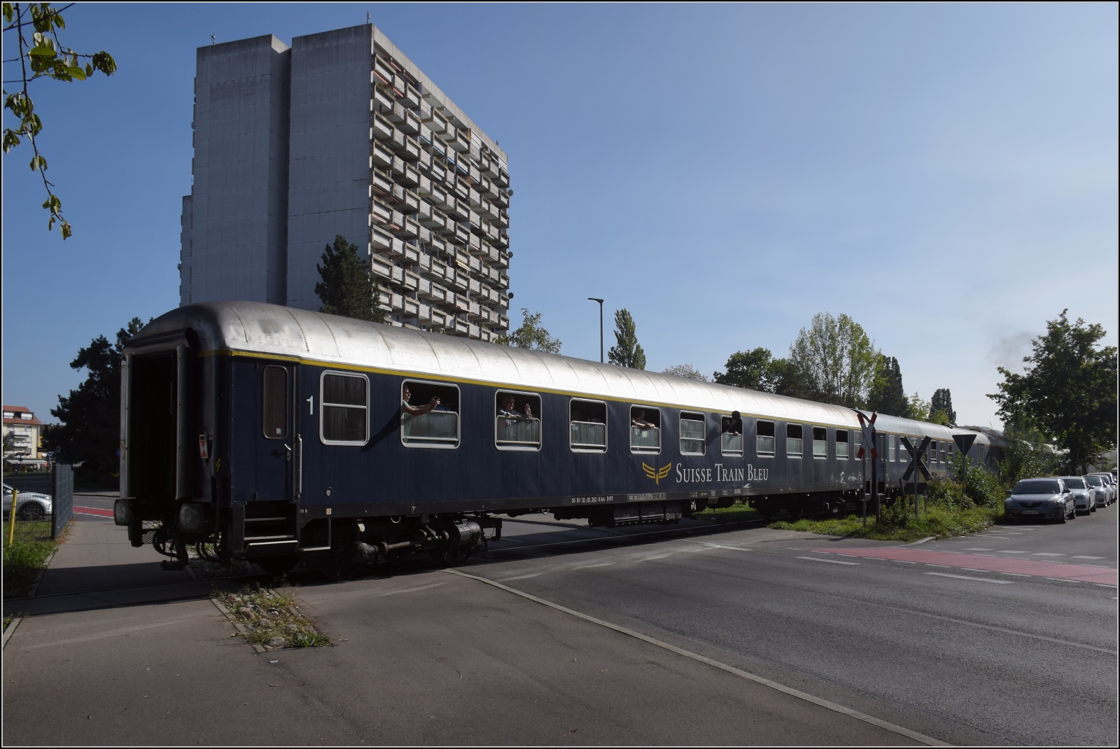 A 3/5 auf dem Schweizer Bähnle. 

Überfahrt des Bahnübergangs Bohlingerstrasse in Singen mit A 3/5 705. Hier der letzte Wagen des Swiss Train Bleu. September 2023.