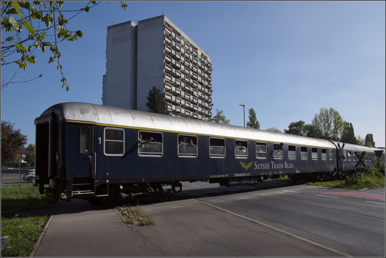 A 3/5 auf dem Schweizer Bhnle. 

berfahrt des Bahnbergangs Bohlingerstrasse in Singen mit A 3/5 705. Hier der letzte Wagen des Swiss Train Bleu. September 2023.