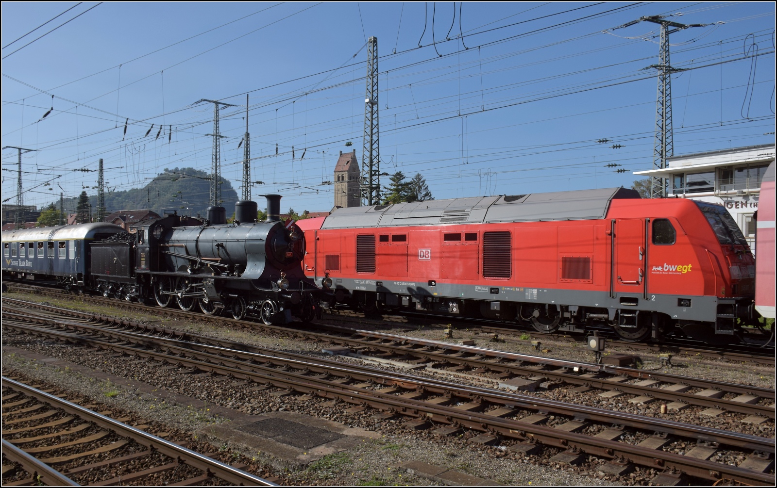 A 3/5 auf dem Schweizer Bhnle. 

Ausfahrt aus Singen mit A 3/5 705 whrend sich der Godot-Express mit 245 007 nach Friedrichshafen zu einer berholung anschickt. Bei der A 3/5 hat die Heulsuse im Gegensatz zu einer 01 leichtes Spiel. September 2023.