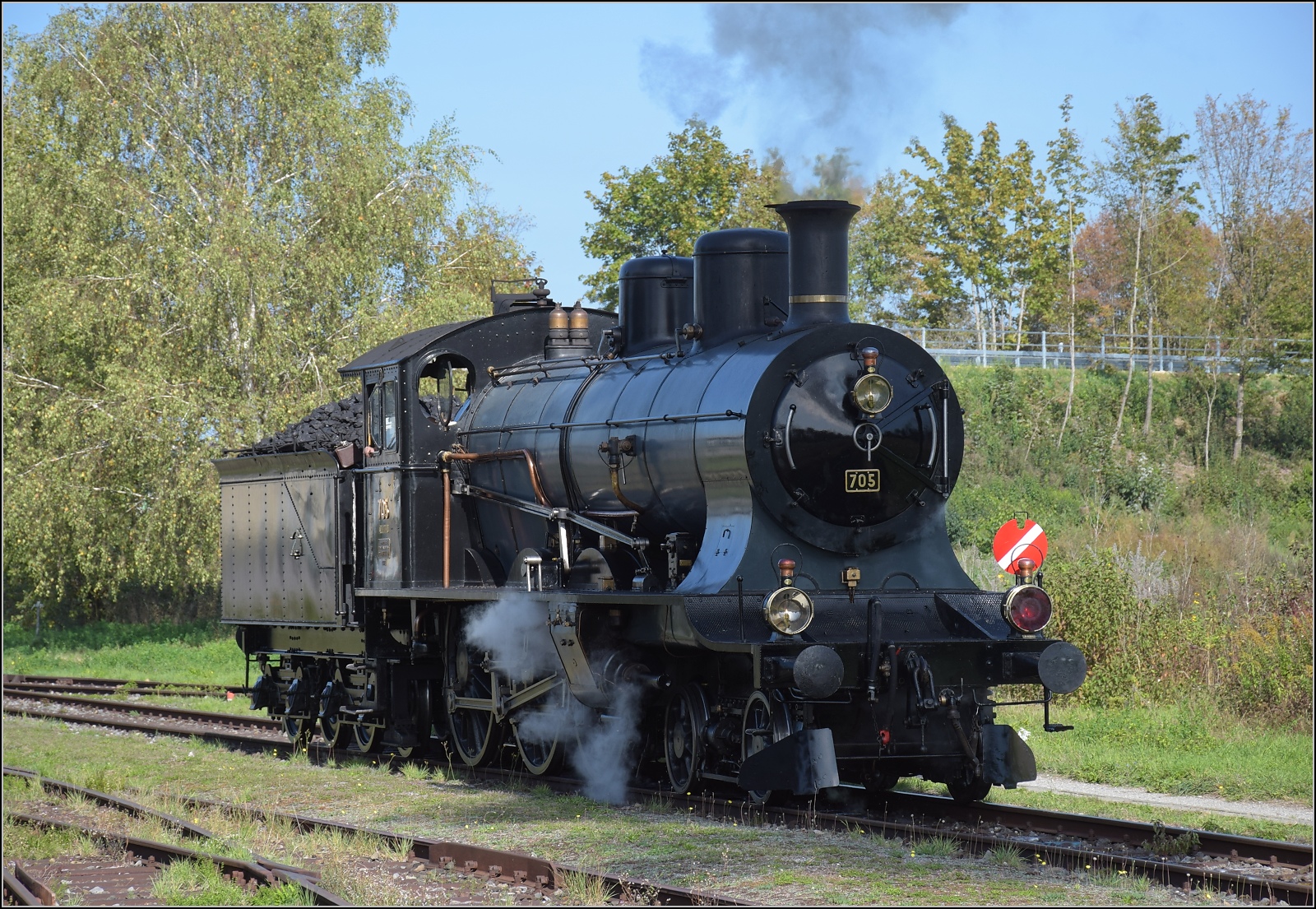 A 3/5 auf dem Schweizer Bhnle. 

A 3/5 705 in Rielasingen auf dem Weg zu ihrem Zug nach Singen. September 2023.