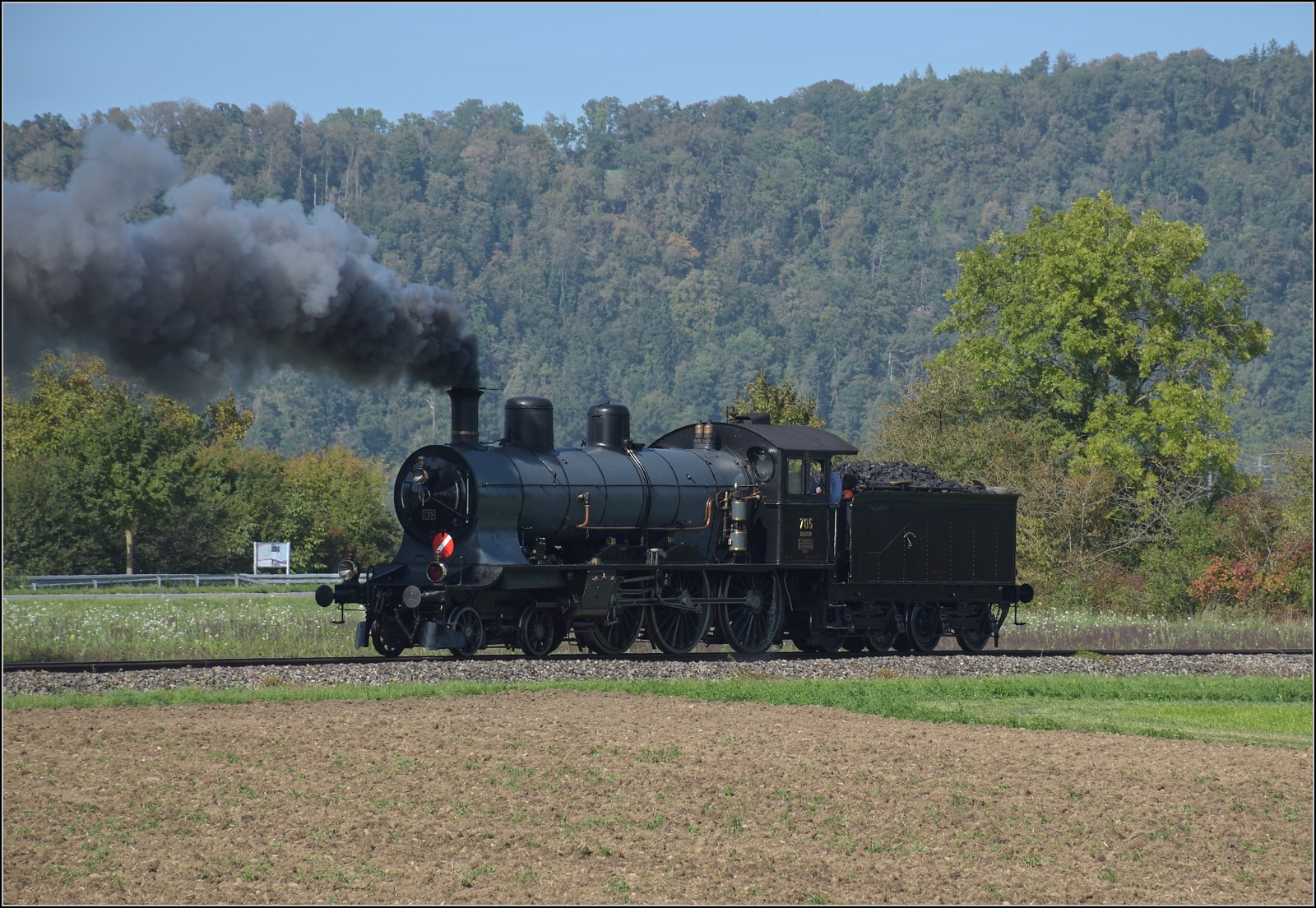 A 3/5 auf dem Schweizer Bähnle. 

A 3/5 705 auf dem Weg zu ihrem Zug nach Singen. Blick vom Grenzstein  in Ramsen. September 2023.