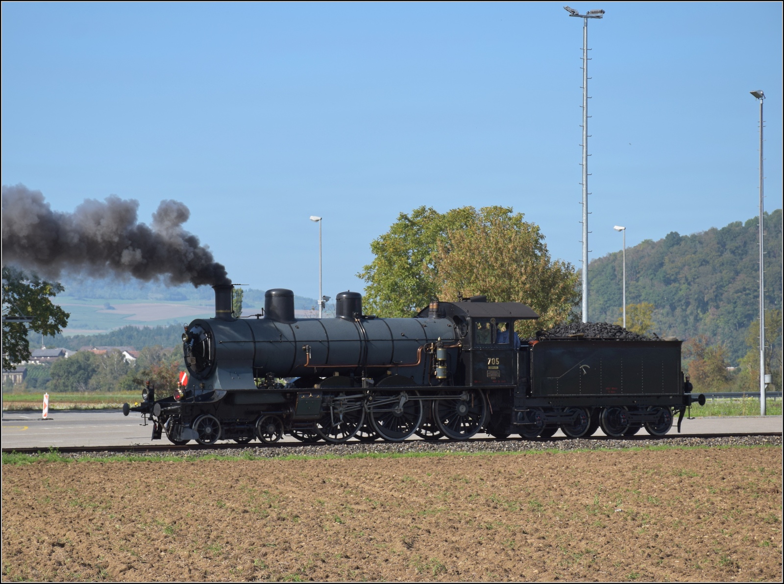A 3/5 auf dem Schweizer Bhnle. 

A 3/5 705 auf dem Weg zu ihrem Zug nach Singen. Blick vom Grenzstein  in Ramsen. September 2023.