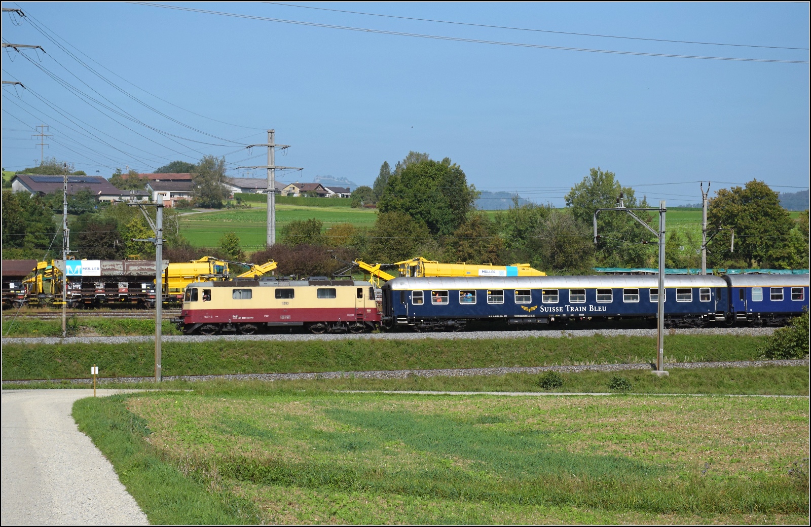 A 3/5 auf dem Schweizer Bähnle. 

Re 4/4 II 11393 in TEE-Lackierung als Restaurationszeitüberbrücker mit dem Swiss Train Bleu auf dem Weg nach Schaffhausen. September 2023.