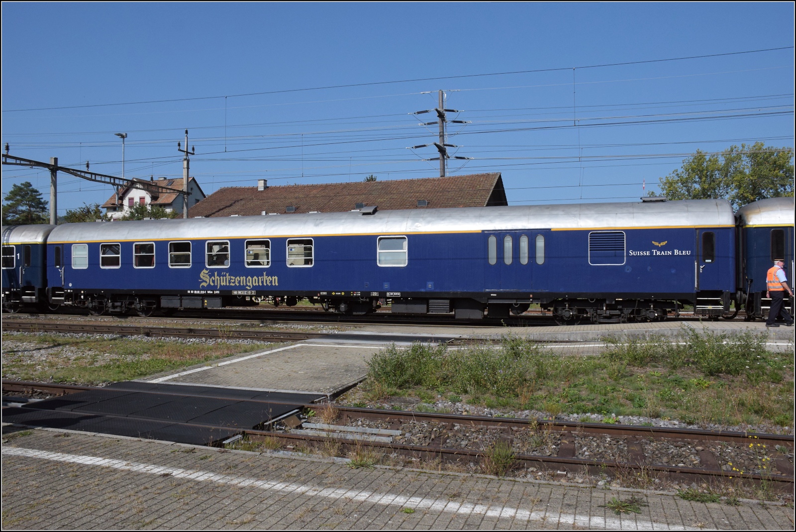 A 3/5 auf dem Schweizer Bähnle. 

Re 4/4 II 11393 brachte den Zug rückwärts in Abfahrposition. Der Swiss Train Bleu erst mal auf dem Präsentierteller. Hier der kassische Halbgepäckwagen, der zu einem Speisewagen umgebaut wurde  WGm 56 80 89-80 010-2 D-IRSI, vormals als BDm klassifiziert. Etzwilen, September 2023.