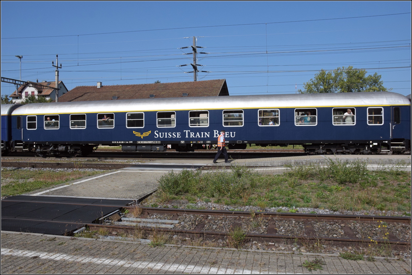 A 3/5 auf dem Schweizer Bähnle. 

Re 4/4 II 11393 brachte den Zug rückwärts in Abfahrposition. Der Swiss Train Bleu erst mal auf dem Präsentierteller. Hier der Erstklasswagen Am 56 80 10-40 360-4 D-IRSI. Etzwilen, September 2023.