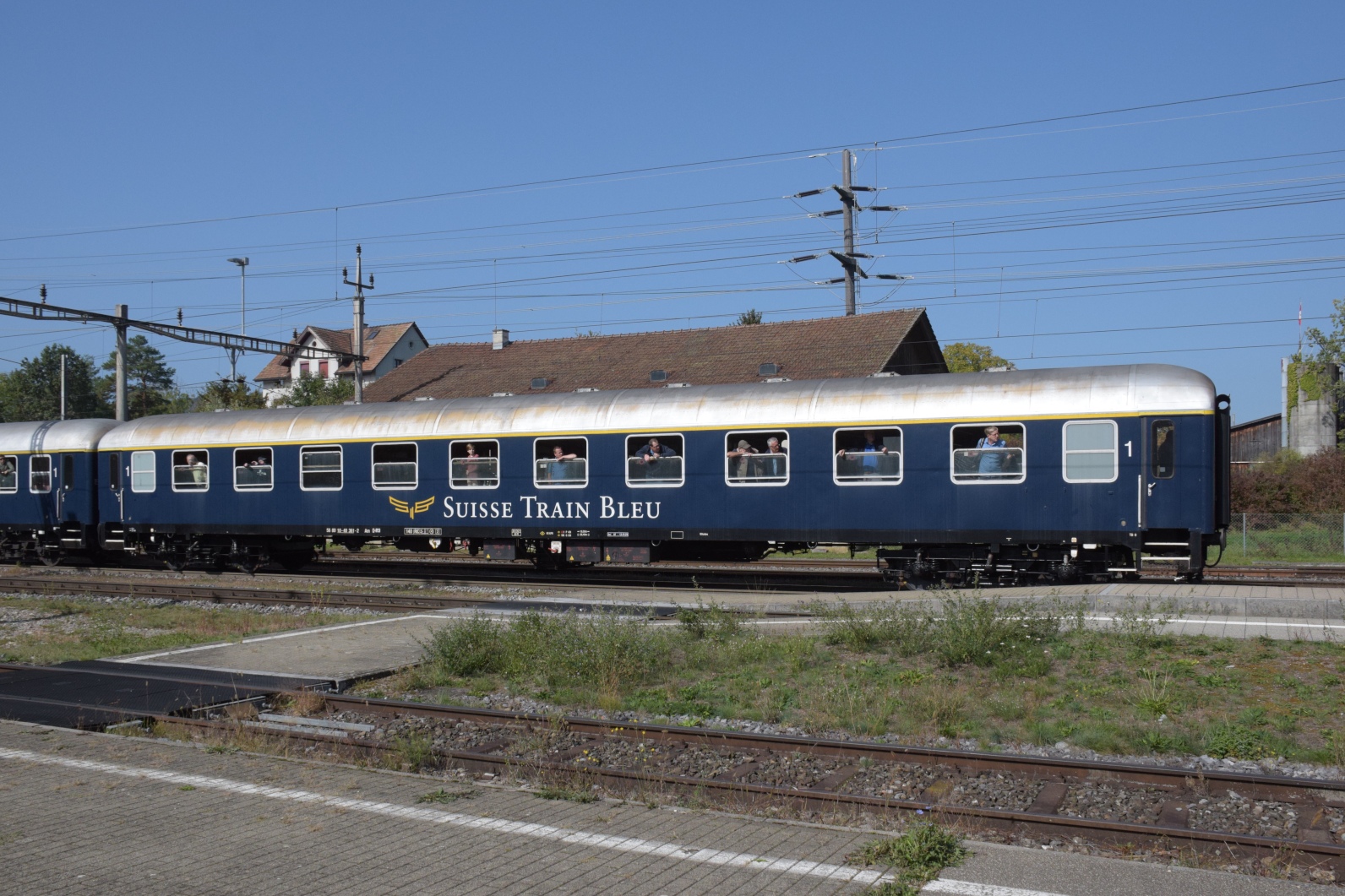 A 3/5 auf dem Schweizer Bähnle. 

Re 4/4 II 11393 brachte den Zug rückwärts in Abfahrposition. Der Swiss Train Bleu erst mal auf dem Präsentierteller. Hier der Erstklasswagen Am 56 80 10-40 361-2 D-IRSI. Etzwilen, September 2023.