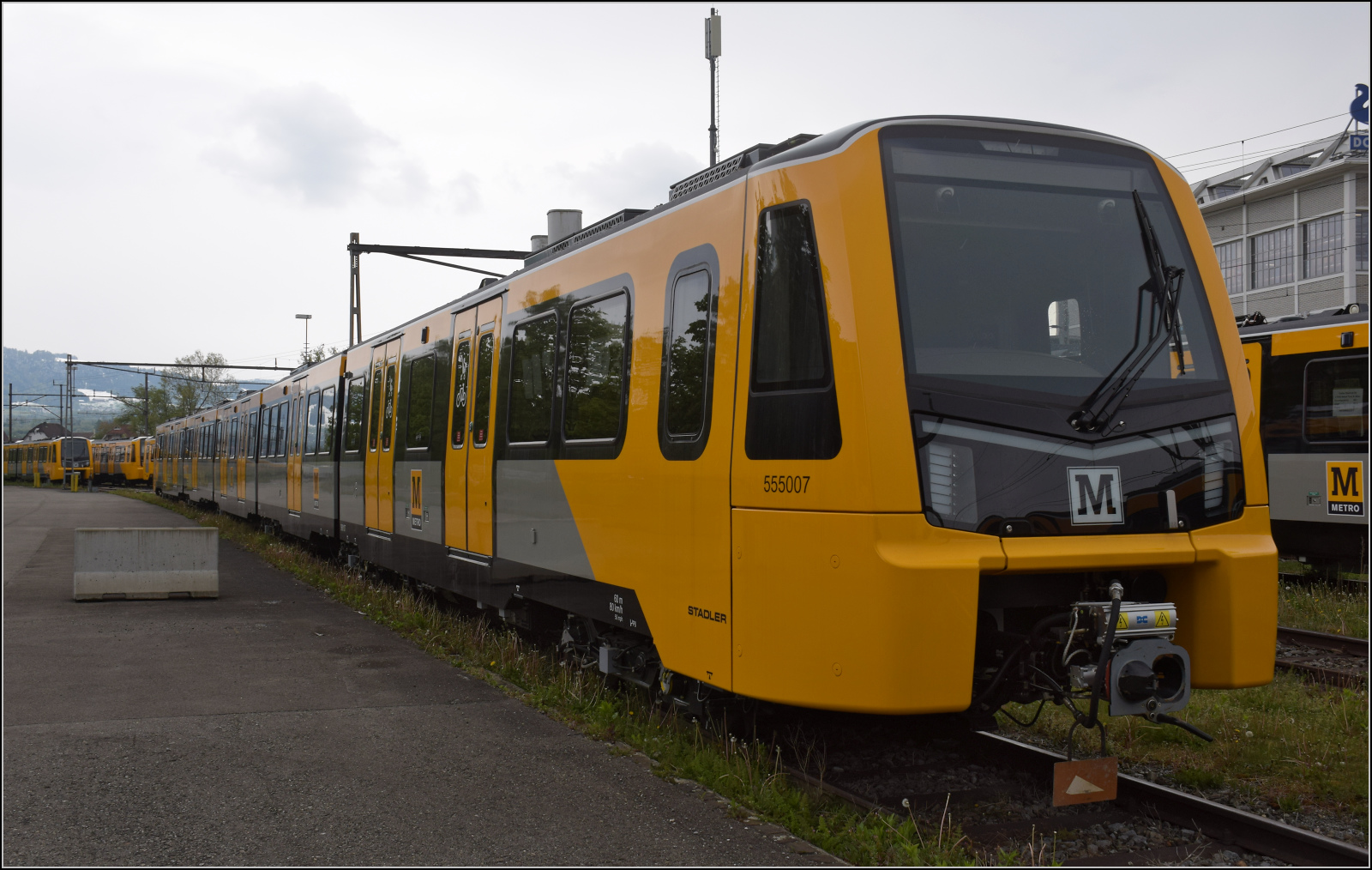 A swanky new fleet of trains für die Geburtsstätte der Eisenbahn.

555 007 der Tyne & Wear Metro in Arbon. April 2024.