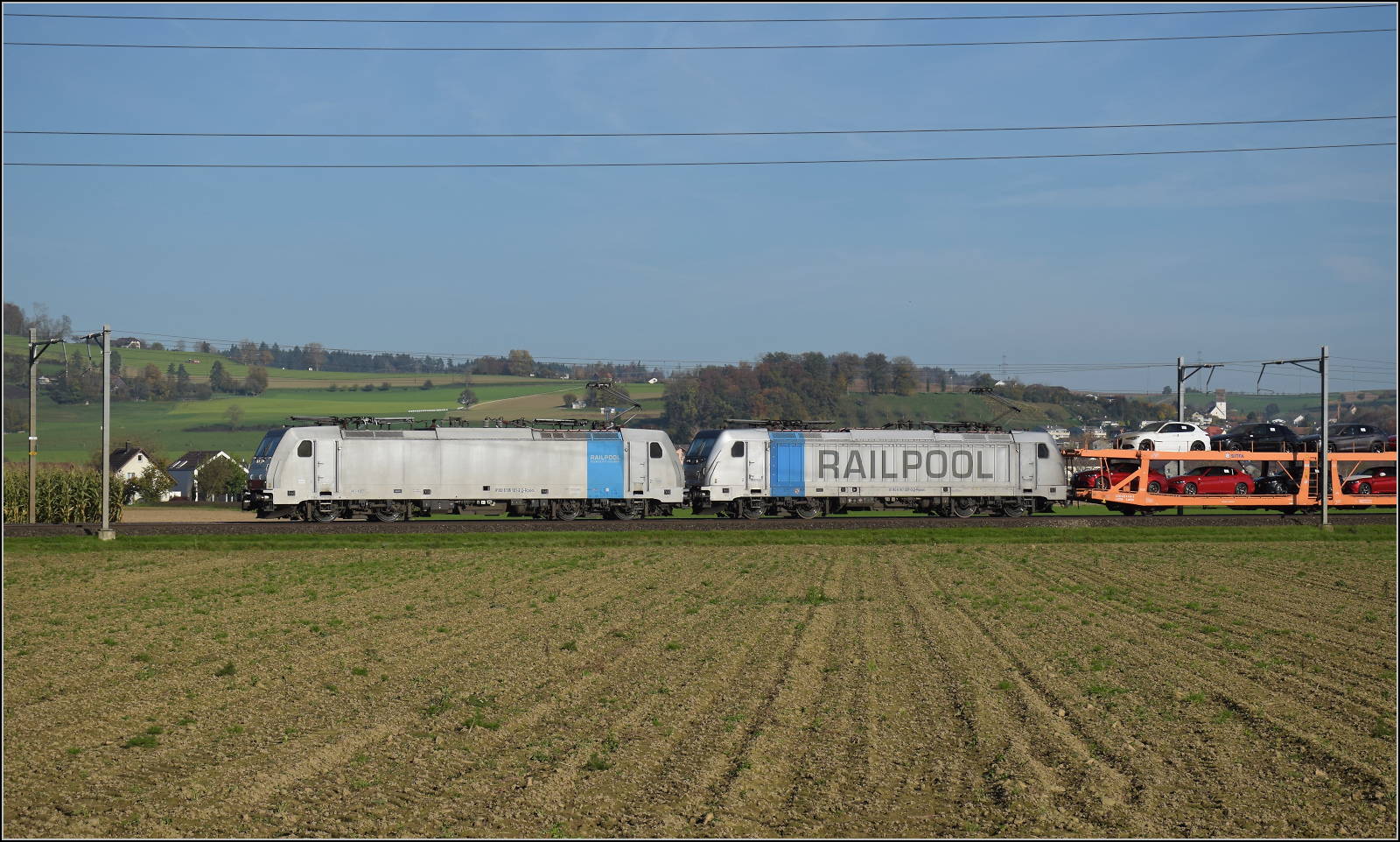 Aargauische Südbahn.

186 101 und 187 007 der Railpool mit einem Autotransportzug bei Hendschiken. November 2024.