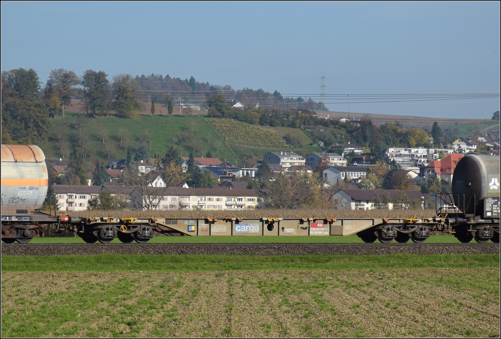 Aargauische Südbahn.

Containertragwagen 31 85 455 2 087-2 RIV CH-SBBC Sgnss bei Hendschiken. November 2024.