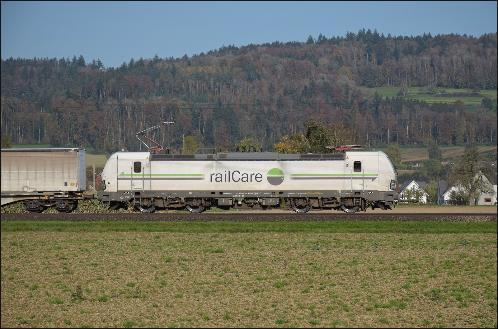 Aargauische Südbahn.

Coopzug mit Rem 476 453 bei Hendschiken. November 2024.