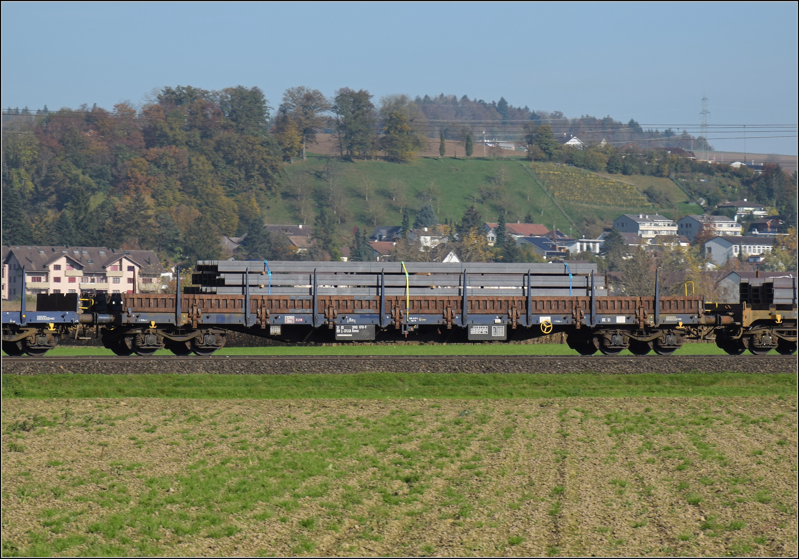 Aargauische Südbahn.

Flachwagen mit Rungen 31 82 3990 010-9 RIV L-CFLCA Renss bei Hendschiken. November 2024.