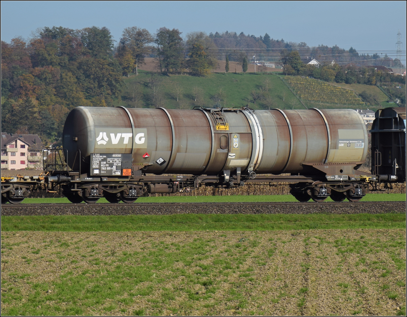 Aargauische Südbahn.

Kesselwagen 33 RIV 80 D-VTG 7845 669-0 Zacs bei Hendschiken. November 2024.