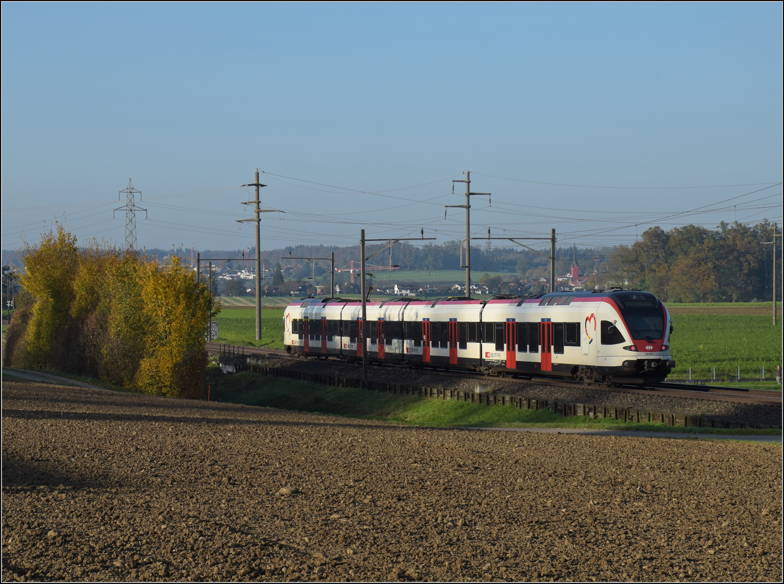 Aargauische Südbahn.

RABe 521 019 bei Boswil. November 2024.