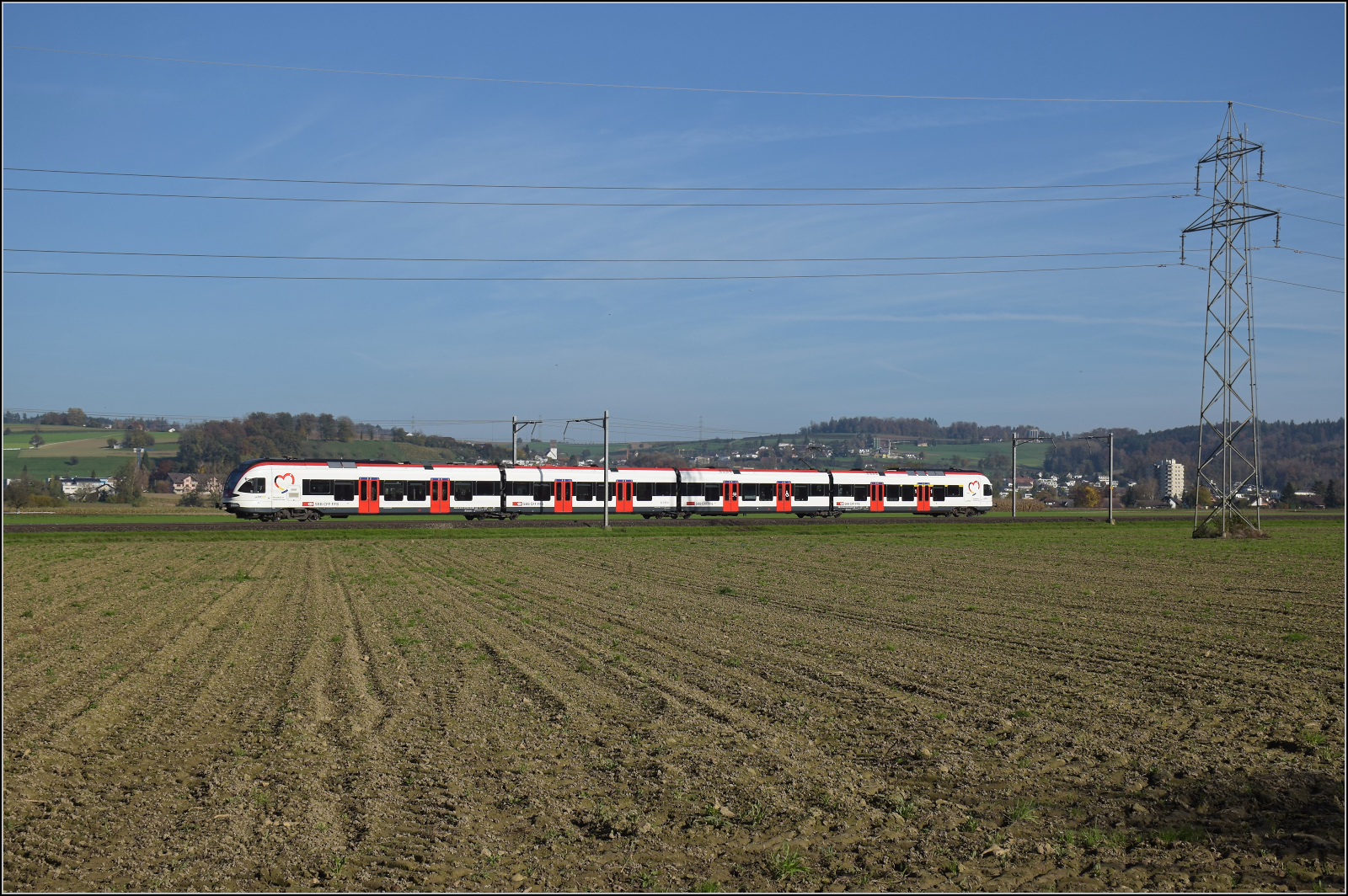 Aargauische Südbahn.

RABe 521 030 'Republic et Canton Jura' bei Hendschiken. November 2024.