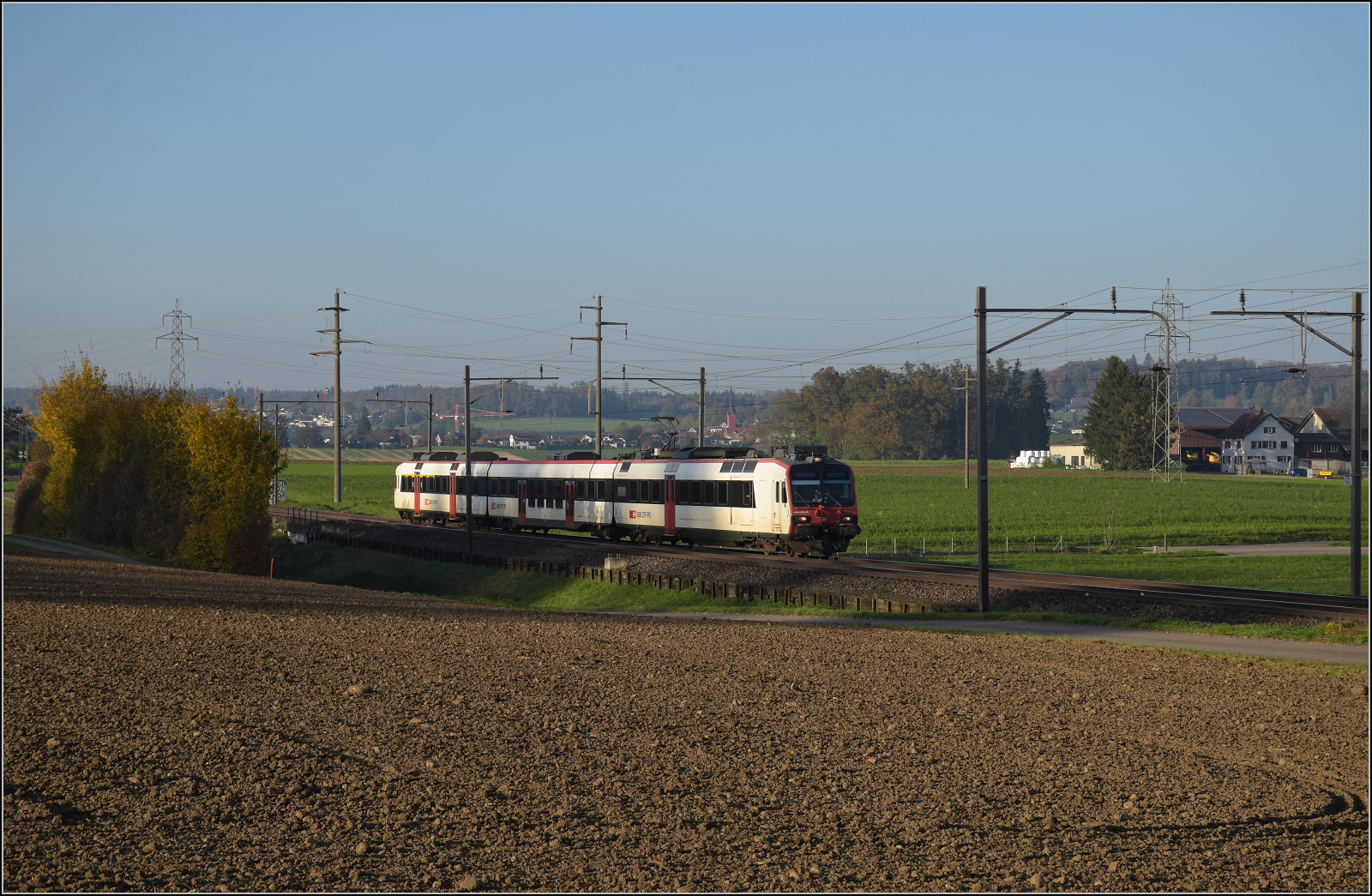 Aargauische Südbahn.

RBDe 560 207 bei Boswil. November 2024.