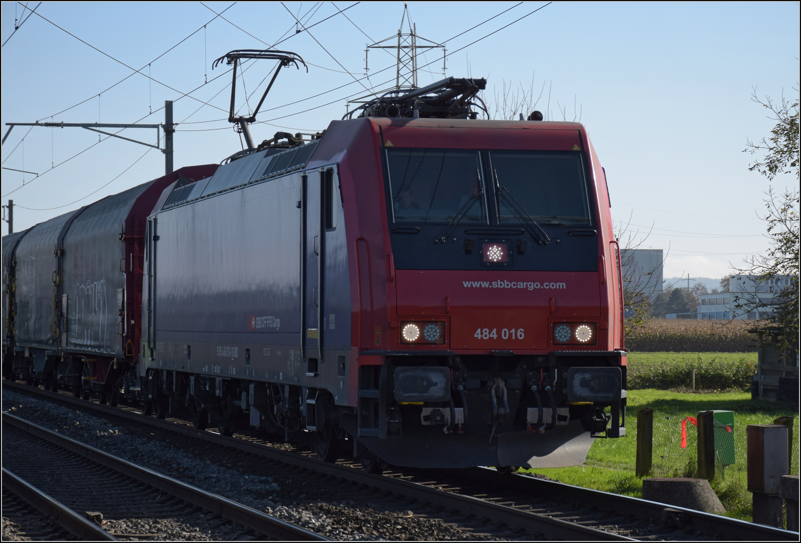 Aargauische Südbahn.

Re 484 016 nähert sich dem berüchtigten Bahnübergang in Hendschiken. November 2024.