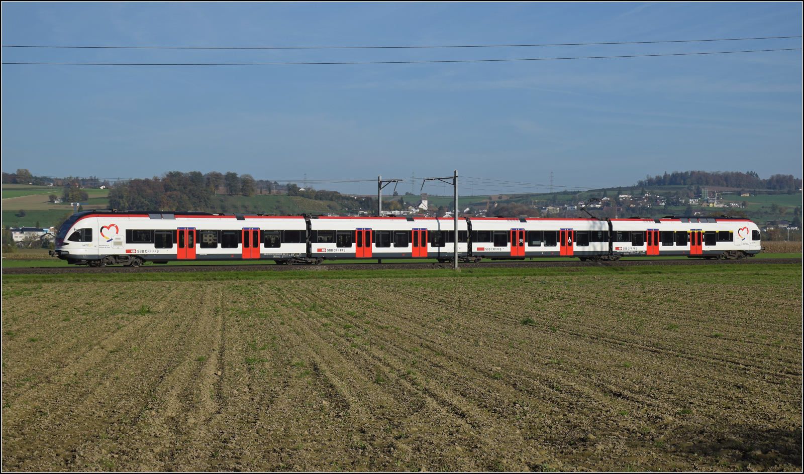 Aargauische Südbahn.

Vermutlich RABe 521 019 bei Hendschiken. November 2024.